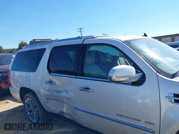 2011 Cadillac Escalade ESV Premium z VIN 1GYS4JEF1BR154922, wystawiony jako IAAI lot #41487239 z przebiegiem 154 979 mil mil oraz . Historia ofert i sprzedaży dostępna na DreamBid. Obrazek 13.