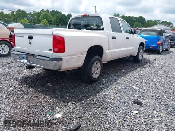 2006 Dodge Dakota SLT z VIN 1D7HW48N66S524247, wystawiony jako IAAI lot #42442778 z przebiegiem 71 419 mil mil oraz . Historia ofert i sprzedaży dostępna na DreamBid. Obrazek 4.