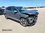 2025 Hyundai Kona SEL с VIN KM8HC3A63SU022631, выставлен на аукционе Copart как лот 69957995 с пробегом 17 137 миль миль и Списание • Salvage title. История ставок и продаж доступна на DreamBid. Изображение 4.