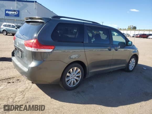 2012 Toyota Sienna XLE с VIN 5TDDK3DC3CS046151, выставлен на аукционе Copart как лот 82137995 с пробегом 182 499 миль миль и Списание • Salvage title. История ставок и продаж доступна на DreamBid. Изображение 3.