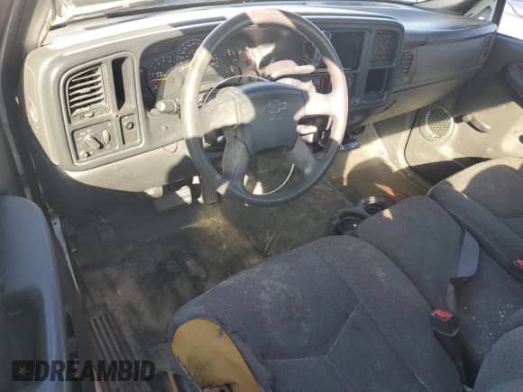 2005 Chevrolet Silverado 1500 z VIN 1GCEC14V85Z152121, wystawiony jako Copart lot #49005945 z przebiegiem 323 251 mil mil oraz Szkoda całkowita • Salvage title. Historia ofert i sprzedaży dostępna na DreamBid. Obrazek 8.