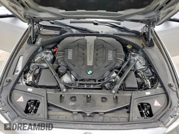 2016 BMW 5 Series 550i z VIN WBAKN9C57GD962477, wystawiony jako Copart lot #57103575 z przebiegiem 57 574 mil mil oraz Czysty tytuł • Clean title. Historia ofert i sprzedaży dostępna na DreamBid. Obrazek 7.