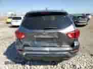 2020 Nissan Pathfinder S z VIN 5N1DR2AM8LC599796, wystawiony jako Copart lot #71734165 z przebiegiem 59 890 mil mil oraz Szkoda całkowita • Salvage title. Historia ofert i sprzedaży dostępna na DreamBid. Obrazek 6.