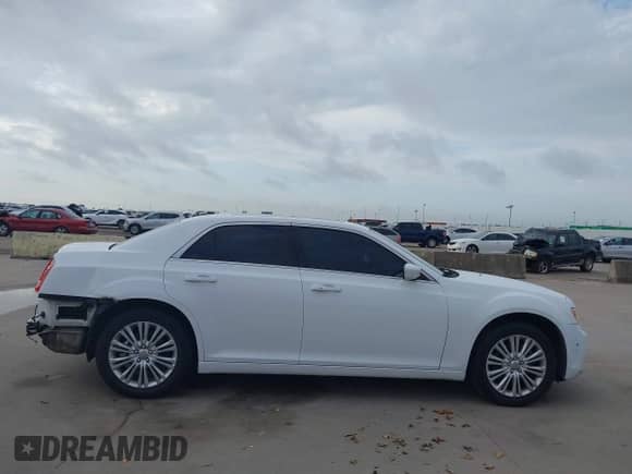 2014 Chrysler 300 с VIN 2C3CCARG3EH249426, выставлен на аукционе IAAI как лот 42741582 с пробегом 178 965 миль миль и . История ставок и продаж доступна на DreamBid. Изображение 13.