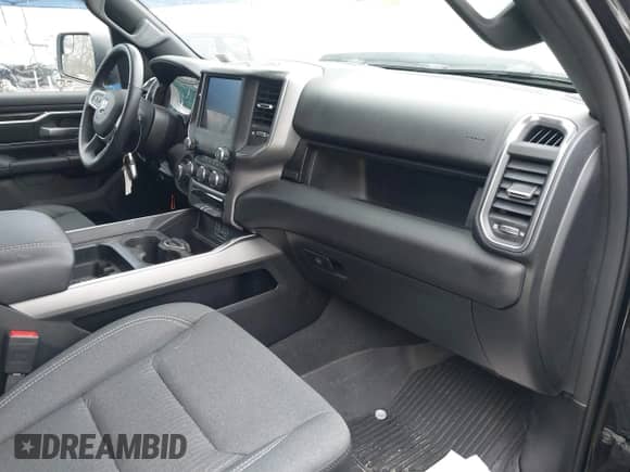 2024 Ram 1500 Big Horn z VIN 1C6RRFFG2RN129322, wystawiony jako IAAI lot #41928116 z przebiegiem 13 303 mil mil oraz . Historia ofert i sprzedaży dostępna na DreamBid. Obrazek 5.