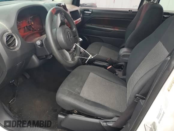 2014 Jeep Compass Sport z VIN 1C4NJCBA2ED548222, wystawiony jako Copart lot #84583235 z przebiegiem Nie podano mil oraz Czysty tytuł • Clean title. Historia ofert i sprzedaży dostępna na DreamBid. Obrazek 7.