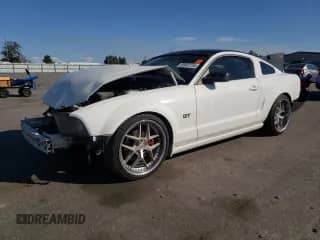 2006 Ford Mustang GT Deluxe с VIN 1ZVFT82H765223969, выставлен на аукционе Copart как лот 82037115 с пробегом 160 573 миль миль и Списание • Salvage title. История ставок и продаж доступна на DreamBid. Изображение 1.