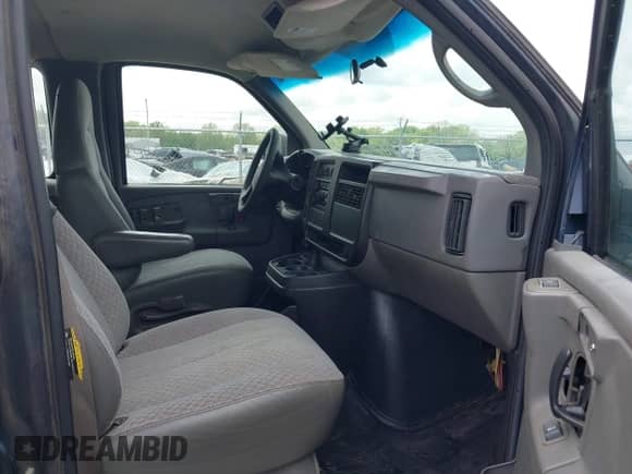 2006 Chevrolet City Express Cargo z VIN 1GNFH15T861273113, wystawiony jako IAAI lot #42114938 z przebiegiem 204 249 mil mil oraz . Historia ofert i sprzedaży dostępna na DreamBid. Obrazek 5.