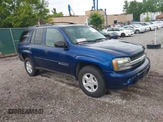 2002 Chevrolet TrailBlazer LTZ z VIN 1GNDT13S422178102, wystawiony jako IAAI lot #42731211 z przebiegiem 229 473 mil mil oraz . Historia ofert i sprzedaży dostępna na DreamBid. Obrazek 1.