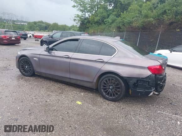 2011 BMW 5 Series 535i xDrive z VIN WBAFU7C53BC869673, wystawiony jako IAAI lot #40083957 z przebiegiem 175 503 mil mil oraz . Historia ofert i sprzedaży dostępna na DreamBid. Obrazek 3.