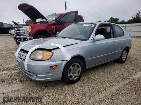 2005 Hyundai Accent GLS z VIN KMHCG35C75U354574, wystawiony jako Copart lot #74931444 z przebiegiem 141 013 mil mil oraz Szkoda całkowita • Salvage title. Historia ofert i sprzedaży dostępna na DreamBid. Obrazek 1.