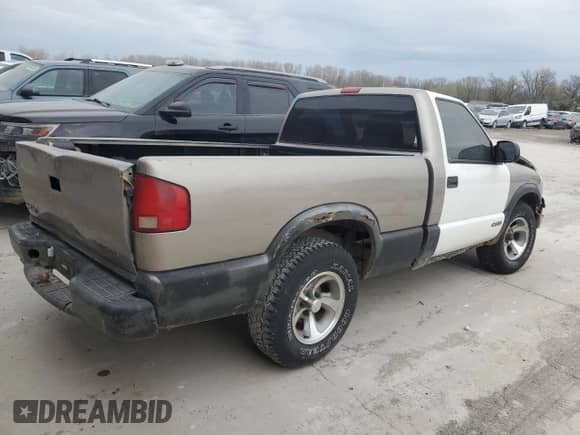 2003 Chevrolet S-10 LS with VIN 1GCCS14H738289896, listed as a Copart auction lot 50139185 with 182,869 mi miles and Salvage title. Bid and sale history available at DreamBid. Image 3.