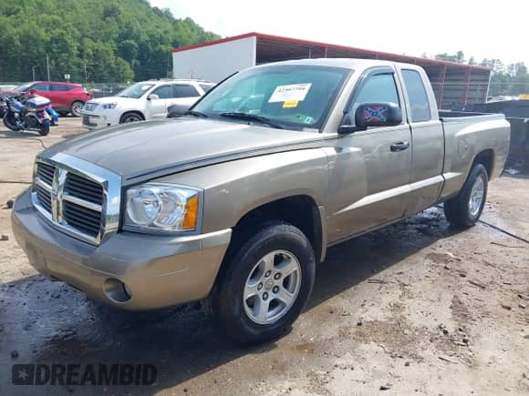 2007 Dodge Dakota SLT z VIN 1D7HW42P67S138343, wystawiony jako IAAI lot #42507794 z przebiegiem 123 380 mil mil oraz . Historia ofert i sprzedaży dostępna na DreamBid. Obrazek 17.