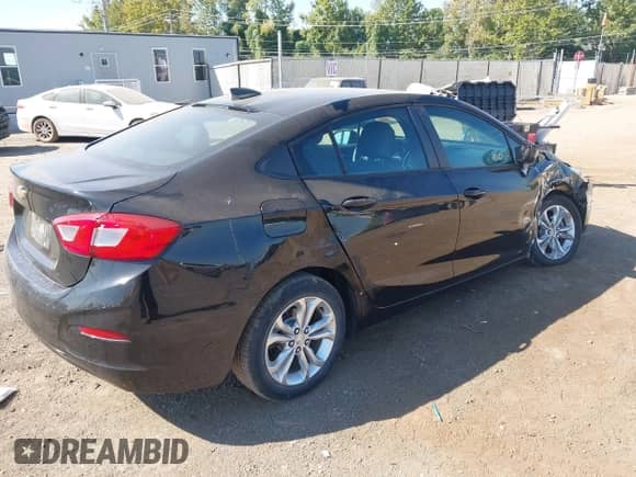 2019 Chevrolet Cruze LS z VIN 1G1BC5SM9K7152097, wystawiony jako IAAI lot #43197925 z przebiegiem 53 996 mil mil oraz . Historia ofert i sprzedaży dostępna na DreamBid. Obrazek 4.