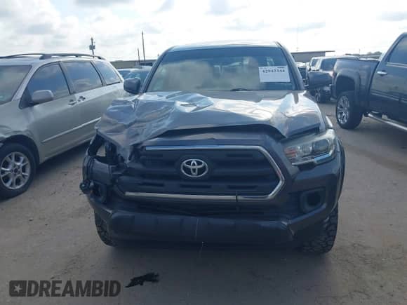 2017 Toyota Tacoma SR5 z VIN 5TFAZ5CN9HX050378, wystawiony jako IAAI lot #42942344 z przebiegiem 158 431 mil mil oraz . Historia ofert i sprzedaży dostępna na DreamBid. Obrazek 12.