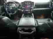 2021 Ram 1500 Laramie z VIN 1C6SRFRT6MN823935, wystawiony jako Copart lot #55798185 z przebiegiem 60 436 mil mil oraz Szkoda całkowita • Salvage title. Historia ofert i sprzedaży dostępna na DreamBid. Obrazek 8.