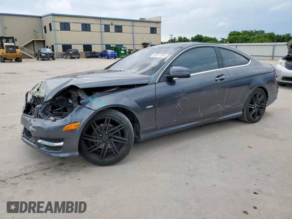 2012 Mercedes-Benz C 350 z VIN WDDGJ5HB5CF819396, wystawiony jako Copart lot #58517885 z przebiegiem 121 025 mil mil oraz Szkoda całkowita • Salvage title. Historia ofert i sprzedaży dostępna na DreamBid. Obrazek 1.