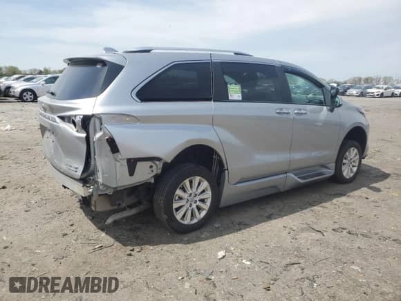 2024 Toyota Sienna Platinum z VIN 5TDERKEC3RS196035, wystawiony jako Copart lot #52682415 z przebiegiem 3 597 mil mil oraz Szkoda całkowita • Salvage title. Historia ofert i sprzedaży dostępna na DreamBid. Obrazek 3.