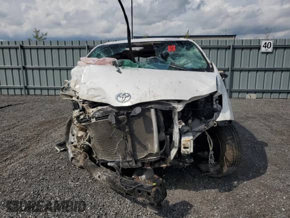 2017 Toyota Sienna LE Auto Access Seat z VIN 5TDKZ3DC7HS817169, wystawiony jako Copart lot #68869085 z przebiegiem Nie podano mil oraz Nie do naprawy • Non repairable. Historia ofert i sprzedaży dostępna na DreamBid. Obrazek 5.