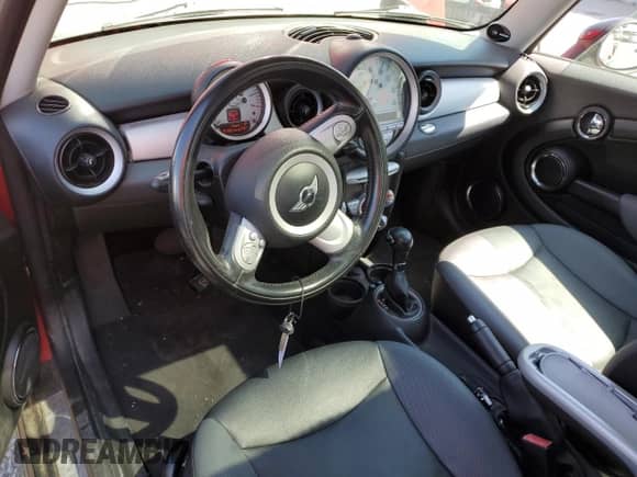 2010 MINI Hardtop с VIN WMWMF3C55ATZ66060, выставлен на аукционе Copart как лот 68725835 с пробегом 101 052 миль миль и Списание • Salvage title. История ставок и продаж доступна на DreamBid. Изображение 8.