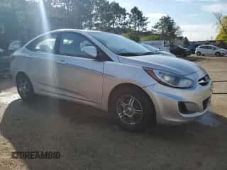 2013 Hyundai Accent GLS z VIN KMHCT4AE4DU421641, wystawiony jako Copart lot #84933565 z przebiegiem 174 782 mil mil oraz Czysty tytuł • Clean title. Historia ofert i sprzedaży dostępna na DreamBid. Obrazek 4.