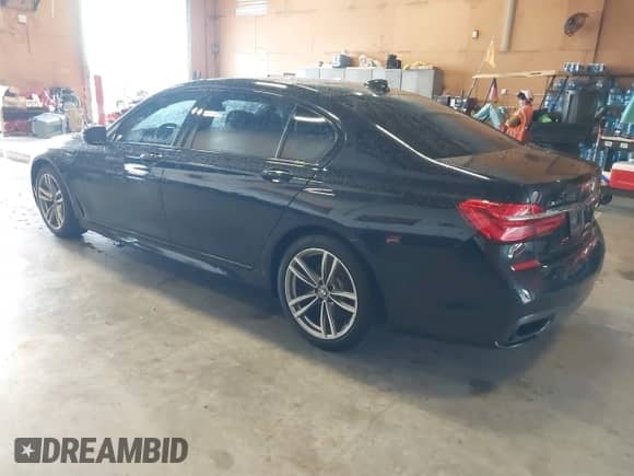 2019 BMW 7 Series 750i xDrive z VIN WBA7F2C51KB239044, wystawiony jako IAAI lot #42756026 z przebiegiem 65 028 mil mil oraz . Historia ofert i sprzedaży dostępna na DreamBid. Obrazek 3.