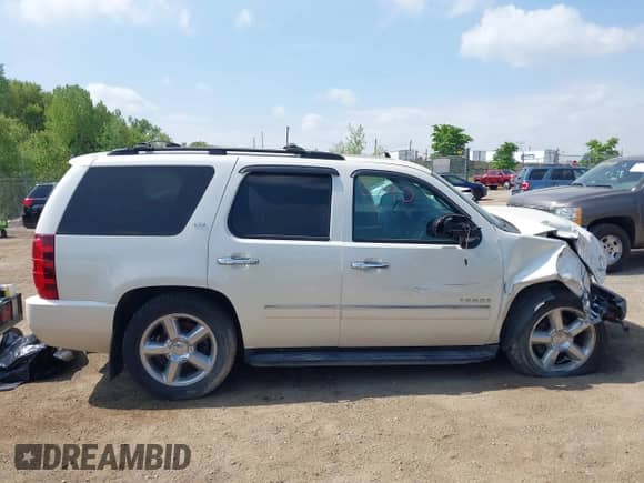 2014 Chevrolet Tahoe LTZ z VIN 1GNSKCE00ER248482, wystawiony jako IAAI lot #42276740 z przebiegiem 158 454 mil mil oraz . Historia ofert i sprzedaży dostępna na DreamBid. Obrazek 13.