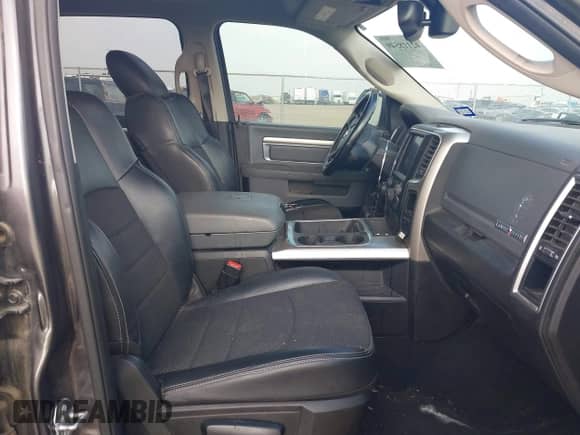 2019 Ram 1500 Big Horn z VIN 1C6RR6LTXKS602604, wystawiony jako IAAI lot #42118549 z przebiegiem 152 849 mil mil oraz . Historia ofert i sprzedaży dostępna na DreamBid. Obrazek 5.