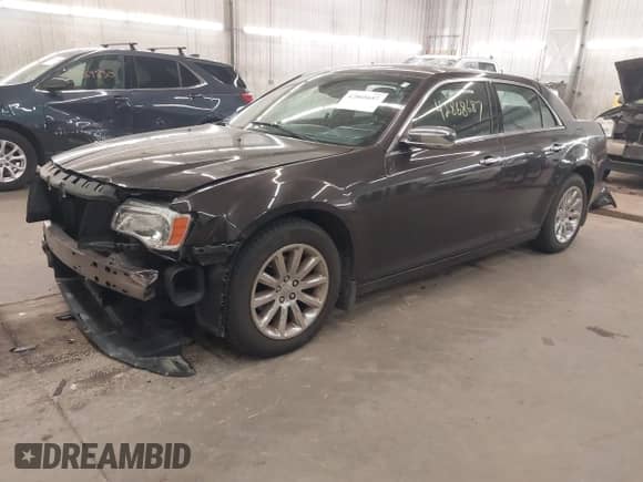 2013 Chrysler 300 C с VIN 2C3CCAEG4DH578432, выставлен на аукционе IAAI как лот 42868687 с пробегом 94 233 миль миль и . История ставок и продаж доступна на DreamBid. Изображение 2.