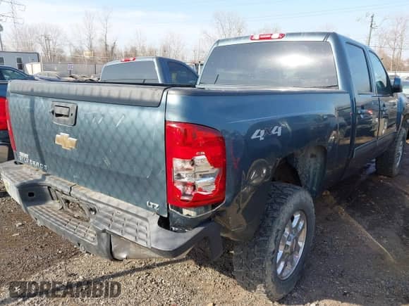 2011 Chevrolet Silverado 2500HD LTZ z VIN 1GC1KYCG6BF191235, wystawiony jako IAAI lot #41792096 z przebiegiem 283 540 mil mil oraz . Historia ofert i sprzedaży dostępna na DreamBid. Obrazek 4.