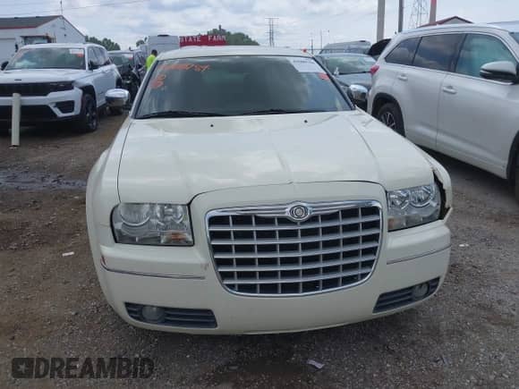 2010 Chrysler 300 Touring z VIN 2C3CA5CV6AH330449, wystawiony jako IAAI lot #43000784 z przebiegiem 185 170 mil mil oraz . Historia ofert i sprzedaży dostępna na DreamBid. Obrazek 13.