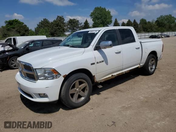 2010 Dodge 1500 SLT z VIN 1D7RV1CTXAS165523, wystawiony jako Copart lot #56001795 z przebiegiem 154 404 mil mil oraz Szkoda całkowita • Salvage title. Historia ofert i sprzedaży dostępna na DreamBid. Obrazek 1.