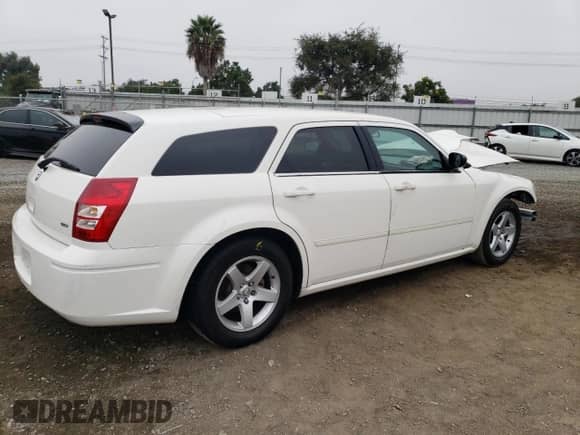 2007 Dodge Magnum with VIN 2D4FV47V57H623322, listed as a Copart auction lot 73356244 with 200,976 mi miles and Salvage title. Bid and sale history available at DreamBid. Image 3.