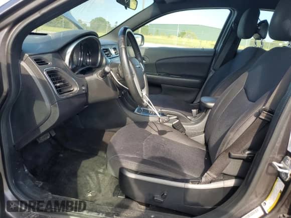 2014 Chrysler 200 Touring z VIN 1C3CCBBG0EN186941, wystawiony jako Copart lot #67248045 z przebiegiem 154 044 mil mil oraz Szkoda całkowita • Salvage title. Historia ofert i sprzedaży dostępna na DreamBid. Obrazek 7.