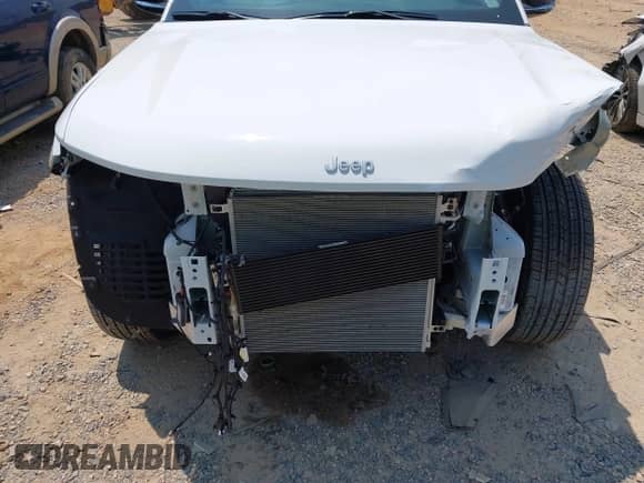 2025 Jeep Grand Cherokee Limited with VIN 1C4RJKBG7S8686200, listed as a IAAI auction lot 42592289 with 1,979 mi miles and . Bid and sale history available at DreamBid. Image 6.