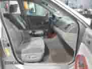 2005 Toyota Camry LE z VIN 4T1BE30K65U993304, wystawiony jako IAAI lot #42201219 z przebiegiem 171 972 mil mil oraz . Historia ofert i sprzedaży dostępna na DreamBid. Obrazek 5.