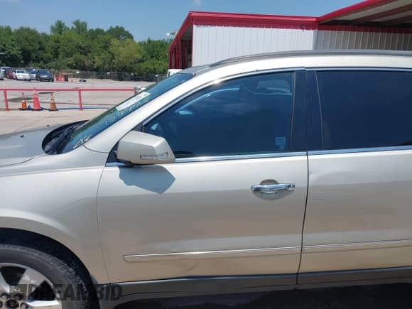 2013 Chevrolet Traverse LTZ z VIN 1GNKRLKD6DJ107772, wystawiony jako IAAI lot #42935823 z przebiegiem 201 445 mil mil oraz . Historia ofert i sprzedaży dostępna na DreamBid. Obrazek 13.