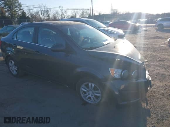 2016 Chevrolet Sonic LT z VIN 1G1JC5SB2G4103178, wystawiony jako IAAI lot #41524263 z przebiegiem 135 077 mil mil oraz . Historia ofert i sprzedaży dostępna na DreamBid. Obrazek 1.
