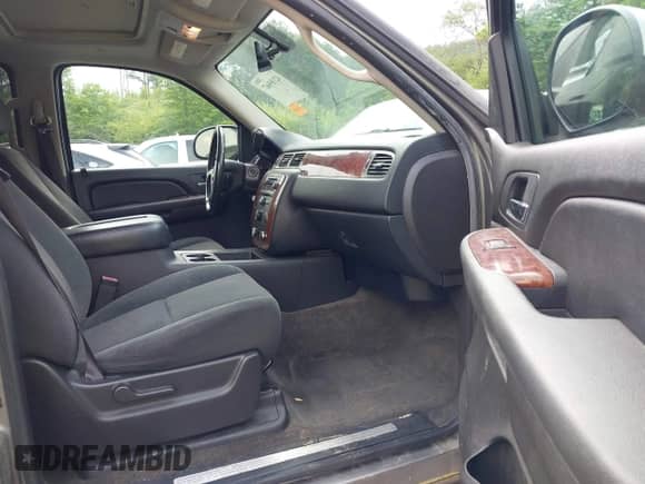 2007 Chevrolet Suburban LT z VIN 1GNFK16307J194973, wystawiony jako IAAI lot #42185667 z przebiegiem 206 531 mil mil oraz . Historia ofert i sprzedaży dostępna na DreamBid. Obrazek 5.