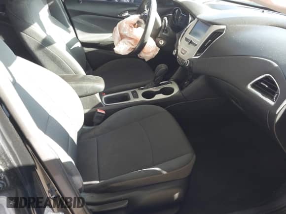 2017 Chevrolet Cruze LS z VIN 1G1BC5SM6H7231414, wystawiony jako IAAI lot #43243439 z przebiegiem 114 050 mil mil oraz . Historia ofert i sprzedaży dostępna na DreamBid. Obrazek 5.