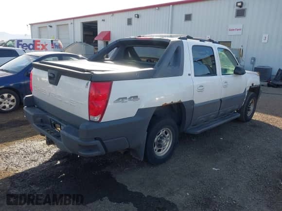 2005 Chevrolet Avalanche LS z VIN 3GNGK22G15G262702, wystawiony jako IAAI lot #43319532 z przebiegiem 170 111 mil mil oraz . Historia ofert i sprzedaży dostępna na DreamBid. Obrazek 4.