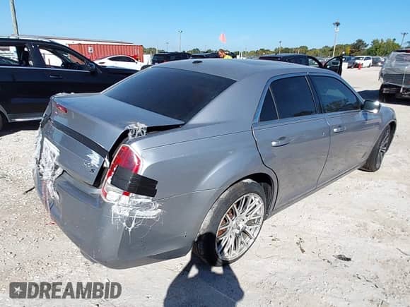 2014 Chrysler 300 S with VIN 2C3CCABT5EH118814, listed as a IAAI auction lot 43351388 with 152,597 mi miles and . Bid and sale history available at DreamBid. Image 4.