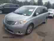 2015 Toyota Sienna XLE z VIN 5TDYK3DC8FS677001, wystawiony jako IAAI lot #42885539 z przebiegiem 135 217 mil mil oraz . Historia ofert i sprzedaży dostępna na DreamBid. Obrazek 17.