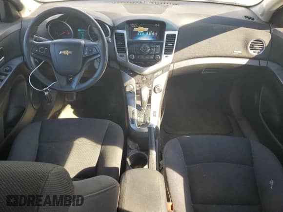 2015 Chevrolet Cruze LT z VIN 1G1PC5SB0F7241986, wystawiony jako Copart lot #82207085 z przebiegiem 126 671 mil mil oraz Czysty tytuł • Clean title. Historia ofert i sprzedaży dostępna na DreamBid. Obrazek 8.