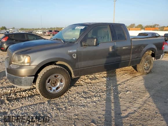2004 Ford F-150 XL with VIN 1FTPX12504NA52326, listed as a Copart auction lot 82743415 with 254,627 mi miles and Clean title. Bid and sale history available at DreamBid. Image 1.