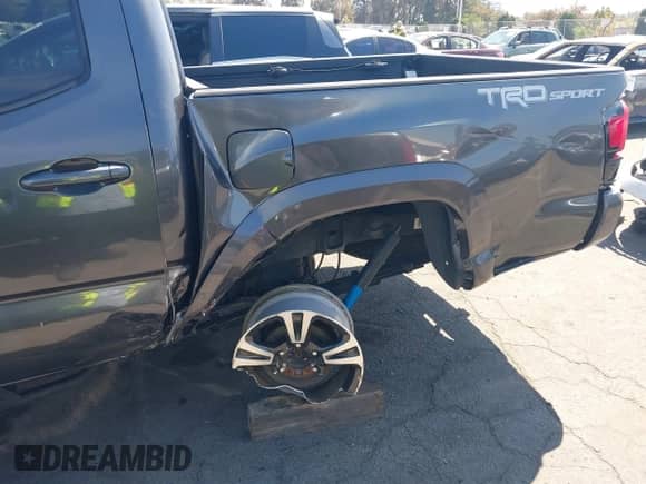 2019 Toyota Tacoma SR5 с VIN 3TMAZ5CN3KM084409, выставлен на аукционе IAAI как лот 43076335 с пробегом 73 078 миль миль и . История ставок и продаж доступна на DreamBid. Изображение 6.