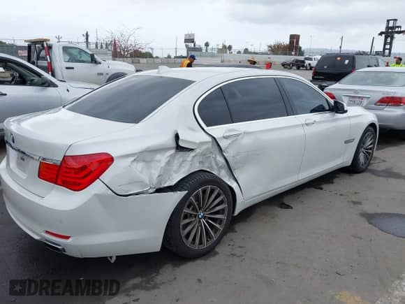 2011 BMW 7 Series 740Li z VIN WBAKB4C58BC575141, wystawiony jako IAAI lot #42104510 z przebiegiem 100 361 mil mil oraz . Historia ofert i sprzedaży dostępna na DreamBid. Obrazek 4.