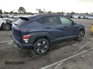 2024 Hyundai Kona SEL с VIN KM8HBCAB4RU070441, выставлен на аукционе Copart как лот 80149564 с пробегом 19 477 миль миль и Списание • Salvage title. История ставок и продаж доступна на DreamBid. Изображение 3.