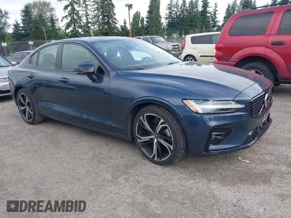 2024 Volvo S60 Plus Dark Theme z VIN 7JRL12FL0RG280760, wystawiony jako IAAI lot #42554434 z przebiegiem 34 569 mil mil oraz . Historia ofert i sprzedaży dostępna na DreamBid. Obrazek 1.