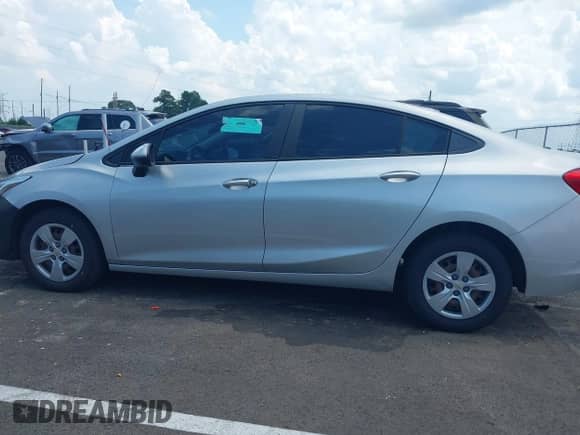 2018 Chevrolet Cruze LS z VIN 1G1BC5SM0J7140578, wystawiony jako IAAI lot #42994459 z przebiegiem 84 860 mil mil oraz . Historia ofert i sprzedaży dostępna na DreamBid. Obrazek 14.